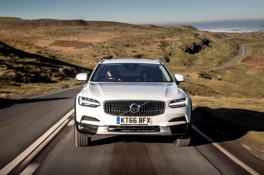  Volvo V90 D4 Cross Country 2017 года  (UK) (фото 11 из 40)